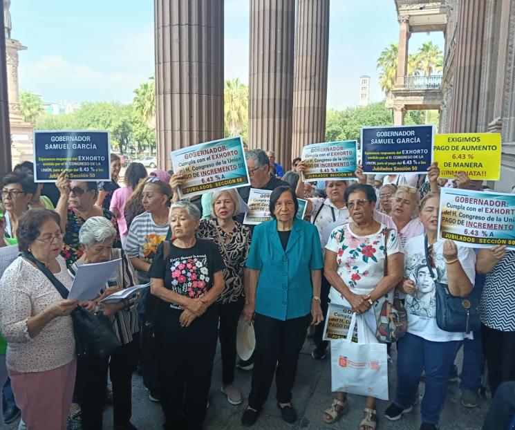 Exigen maestros jubilados pago de ajustes salariales Exigen maestros jubilados pago de ajustes salariales