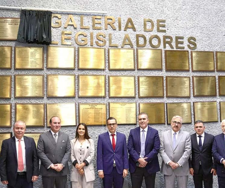 Develan placa conmemorativa en honor a primeros congresistas Develan placa conmemorativa en honor a primeros congresistas