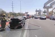 Arde auto en Constitución Arde auto en Constitución