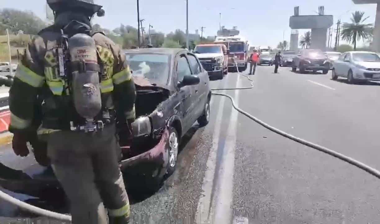 En el momento en que circulaba por la Avenida Constitución, un vehículo comenzó a incendiarse a la altura a la altura de la Normal Miguel F. Martínez, ayer en Monterrey.
