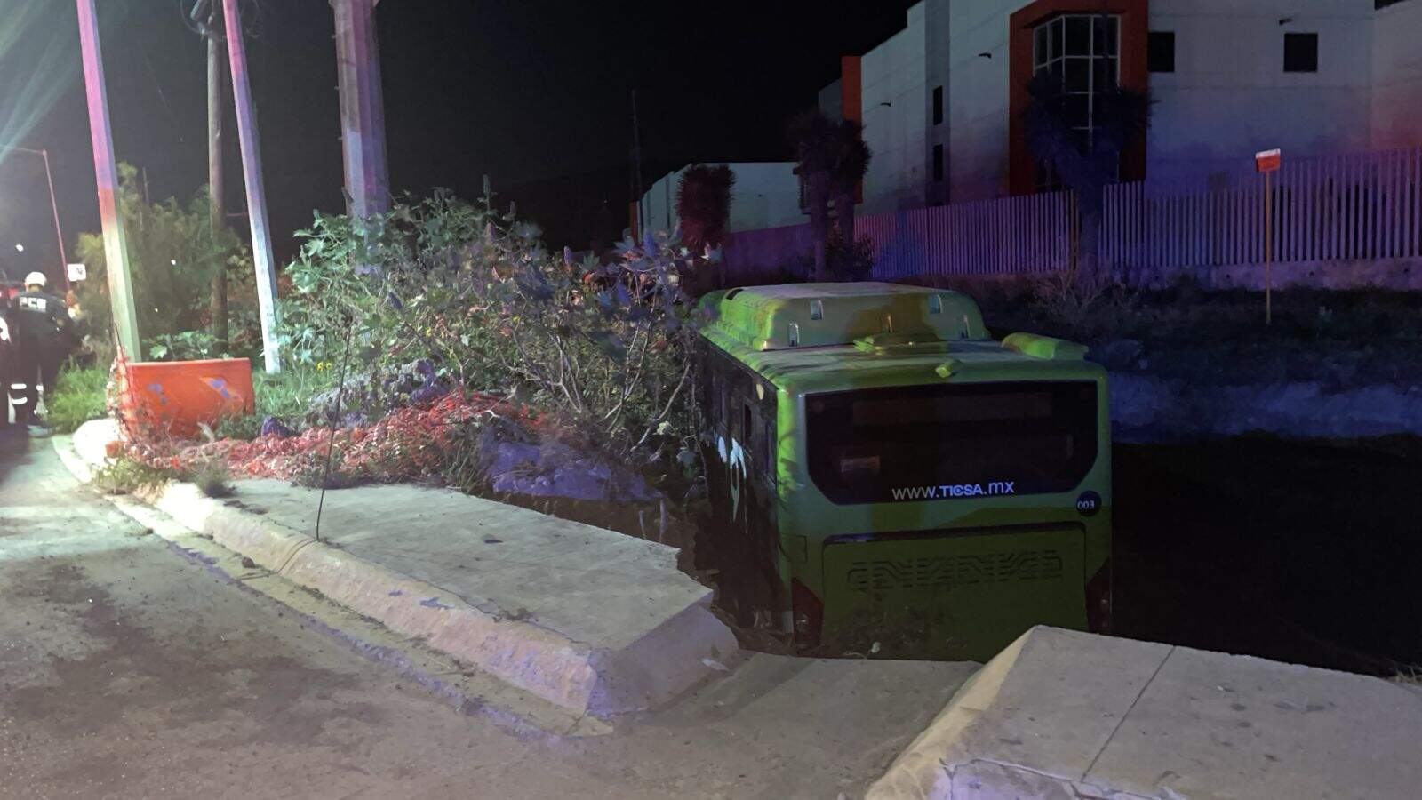 Luego de quedarse sin frenos, un Ruta 234 cayó a un canalón y 16 pasajeros resultaron lesionados, ayer en el municipio de García.