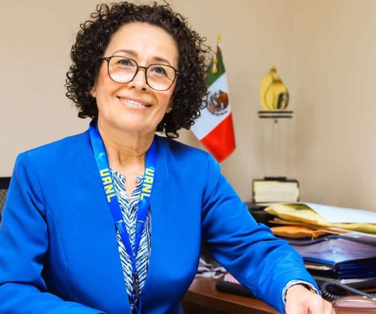Festeja 50 años de ser secretaria en la UANL