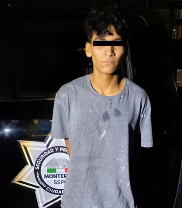 Un joven fue detenido por oficiales de la Policía de Monterrey, por presuntamente golpear a un hombre utilizando una esfera de plástico duro sostenida por una cuerda (tikitaka), en el centro de la ciudad.