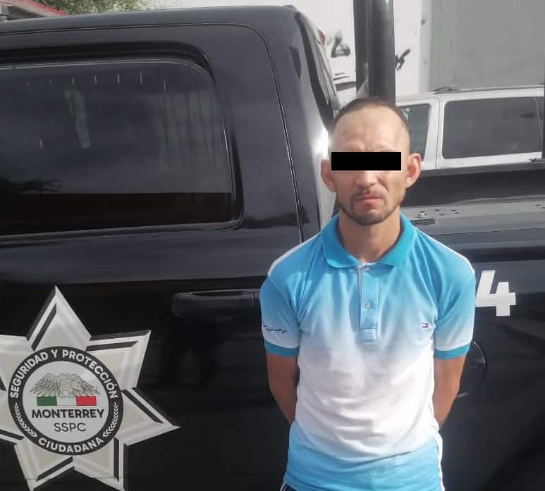 Un hombre fue detenido por oficiales de la Policía de Monterrey, al conducir un taxi con reporte de haber sido robado con violencia en la zona norte de la ciudad.
