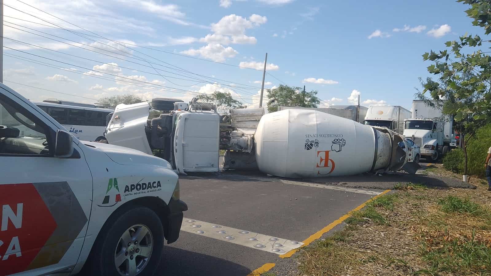 La volcadura de una revolvedora cargada con concreto que regó, provocó caos vial en la Autopista al Aeropuerto, en Guadalupe.