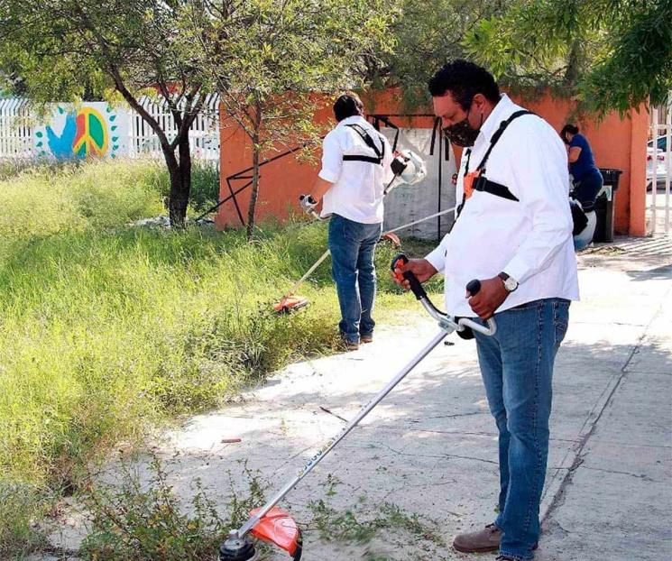 Hacen limpieza en escuelas de SC Hacen limpieza en escuelas de SC