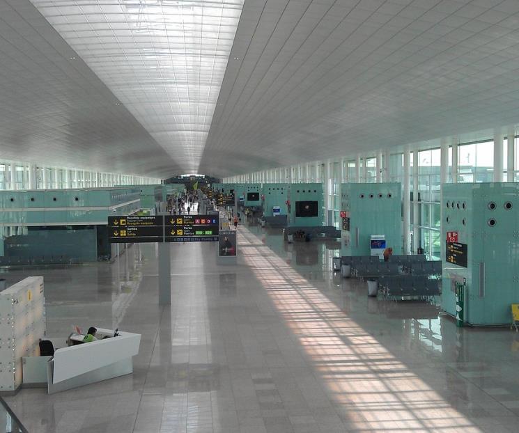 Padres dejan a hijo en aeropuerto de España y se van de vacaciones Padres dejan a hijo en aeropuerto de España y se van de vacaciones