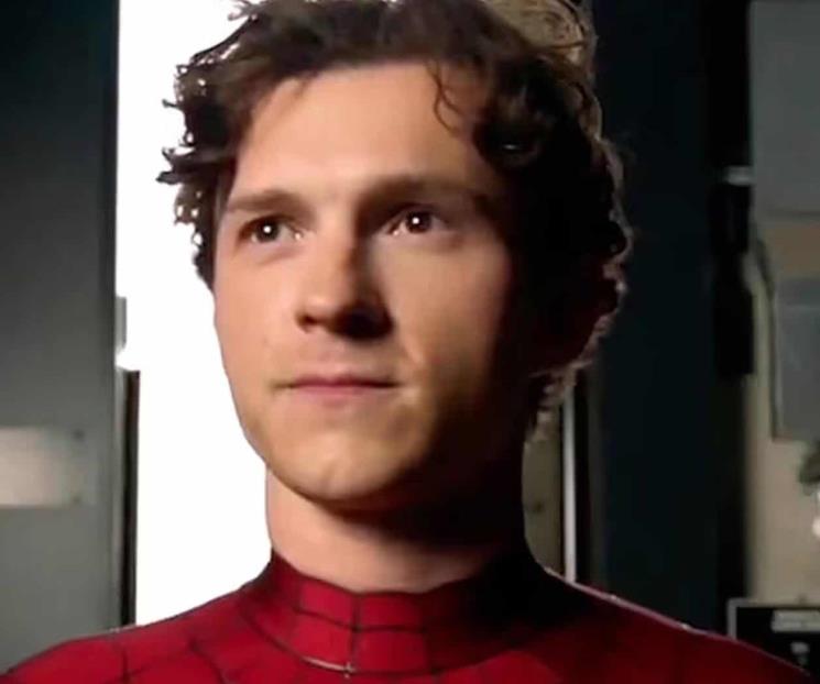 Presenta Tom Holland su nuevo traje de Spiderman