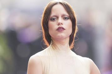 Sorprende Jenna Ortega con nuevo look en la alfombra roja