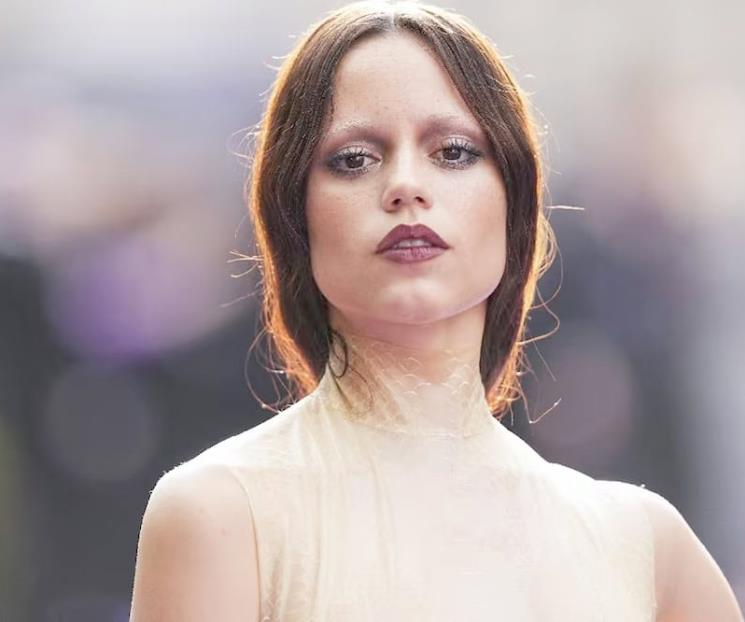 Sorprende Jenna Ortega con nuevo look en la alfombra roja