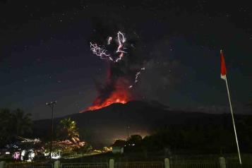 Reactiva Indonesia alerta m&aacute;xima por erupci&oacute;n volc&aacute;nica