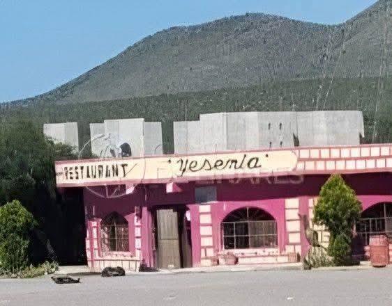Dejan cuerpo de hombre decapitado afuera de restaurante en Galeana