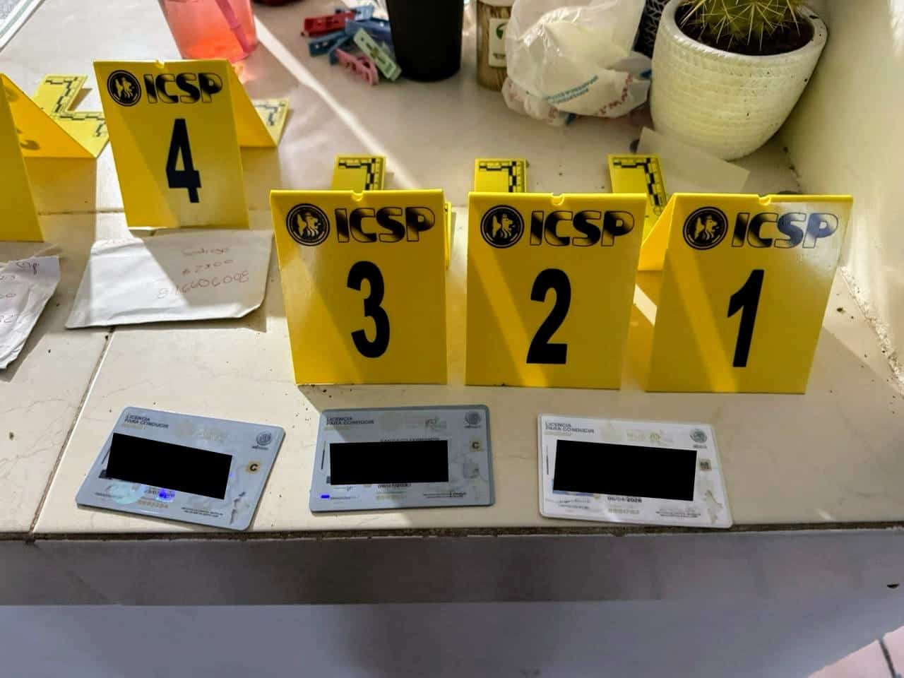 Luego de ser denunciado por entregar una licencia apócrifa, tras anunciarse en una red social como tramitador de esos documentos, el presunto responsable fue detenido por la Agencia Estatal de Investigaciones el jueves pasado, y su domicilio en San Nicolás cateado el sábado.
