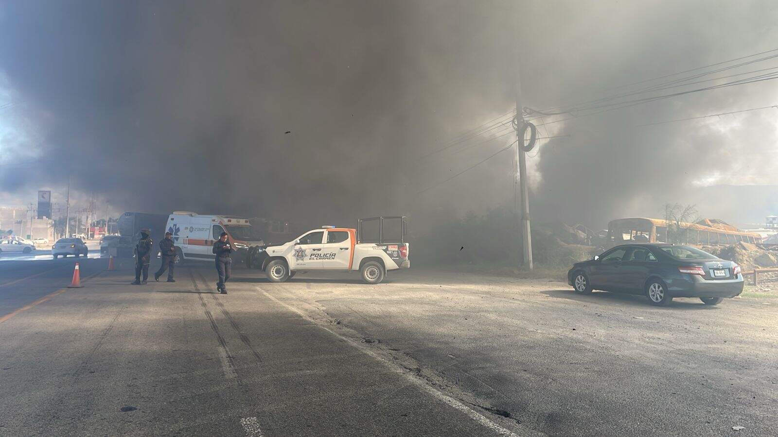 Una vez más el corralón de Garages y Talleres ubicado en el municipio de El Carmen, sufrió un incendio que consumió al menos unos 100 vehículos y causó una afectación de 12 mil 800 metros cuadrados..