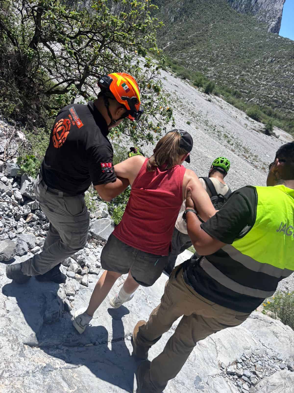 Una senderista resultó lesionada luego de resbalar y golpearse un tobillo con una roca, ayer en La Huasteca, municipio de Santa Catarina.