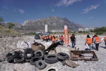 Recolectan 2 toneladas de residuos en el río Santa Catarina