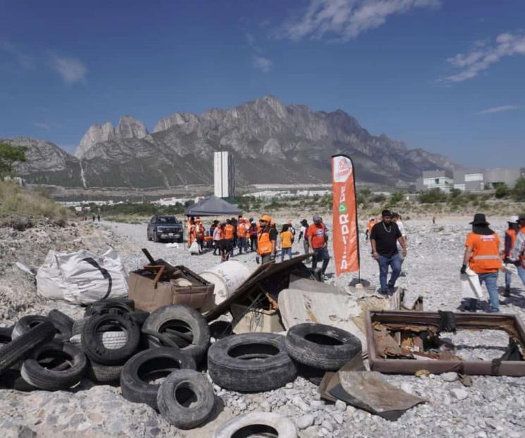 Recolectan 2 toneladas de residuos en el río Santa Catarina Recolectan 2 toneladas de residuos en el río Santa Catarina