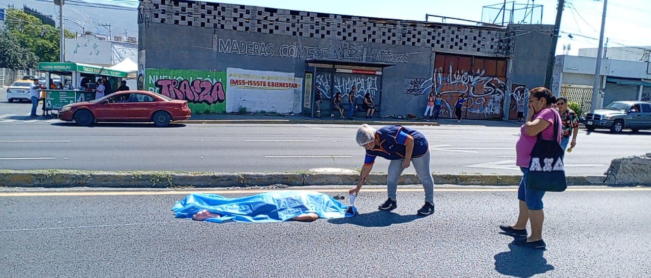 Una mujer murió atropellada por un vehículo al cruzar la Avenida Ruiz Cortines, ayer en la Colonia Infonavit Valle Verde, al poniente de Monterrey.