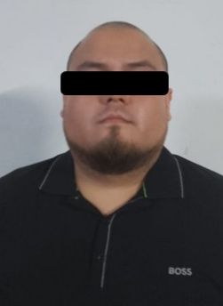 Elementos de la Secretaria de Seguridad Pública y Vialidad de Santa Catarina, detuvieron a tres hombres por portar un arma de fuego al interior de un vehículo.