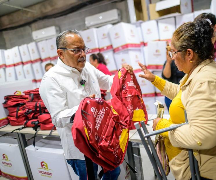 Comienza Escobedo con la entrega de útiles escolares a niños y niñas