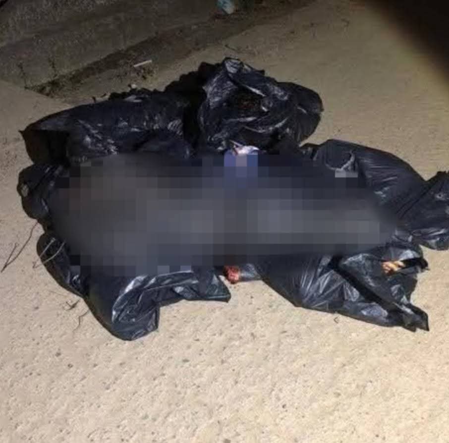 El cuerpo  de un hombre decapitado fue dejado en dos bolsas de plástico afuera de un restaurante agentes ministeriales indagan los hechos, en Galeana.