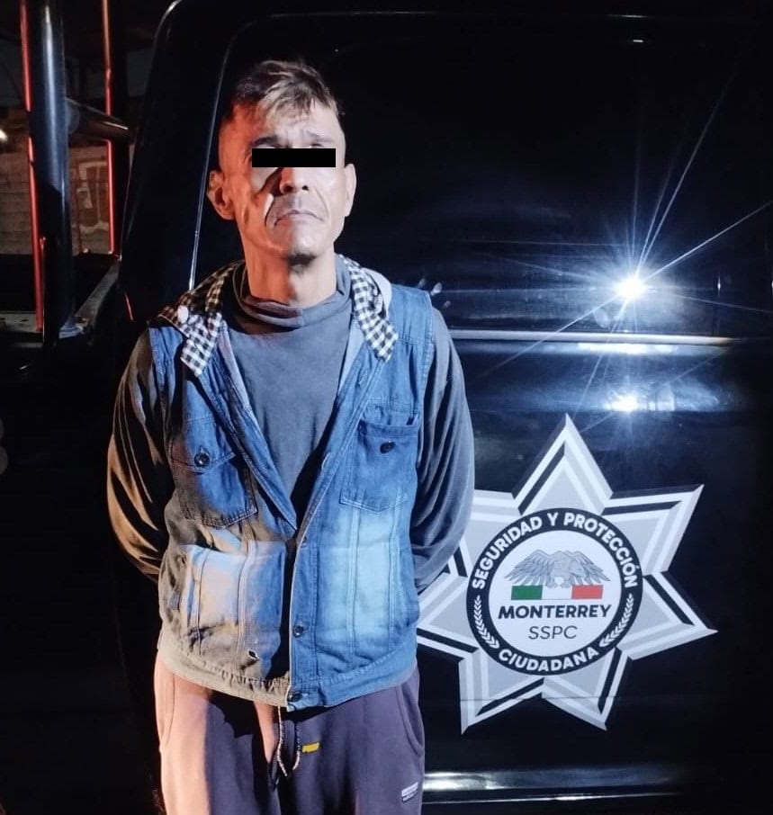En una moto sin placas de circulación y con reporte de robo, fue detenido un hombre por elementos de la Policía de Monterrey, la madrugada de ayer en la Colonia Pedro Lozano.