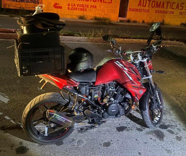 Sale a pasear en moto robada