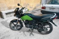 Roban moto; los detienen