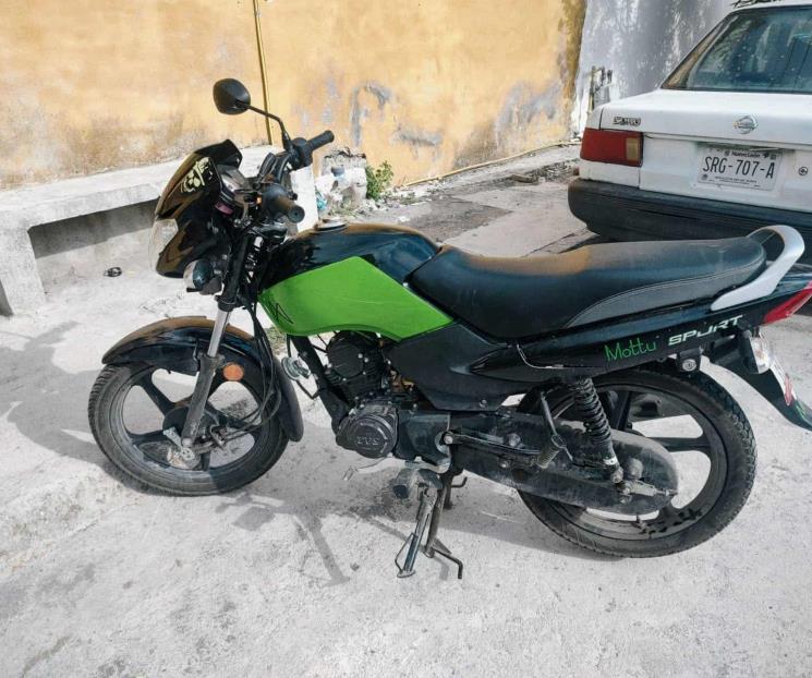 Roban moto; los detienen