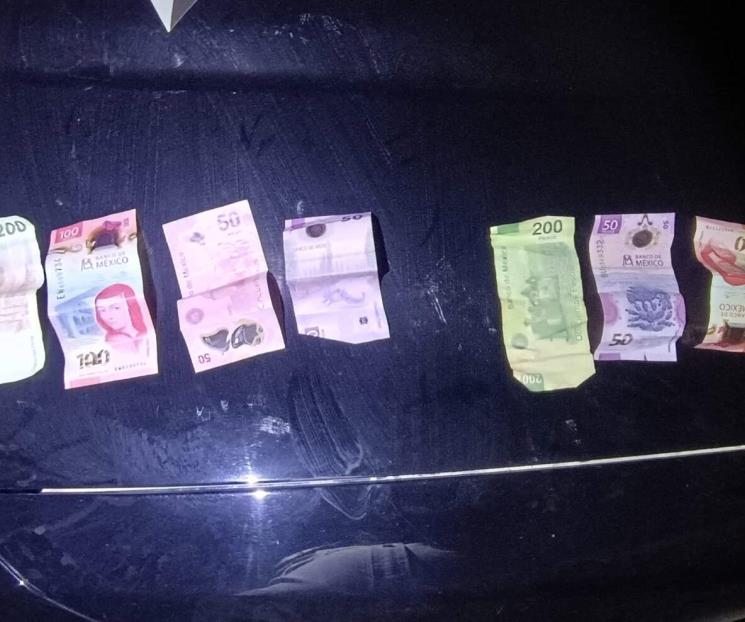 Atracan a hombre sentado en la banqueta
