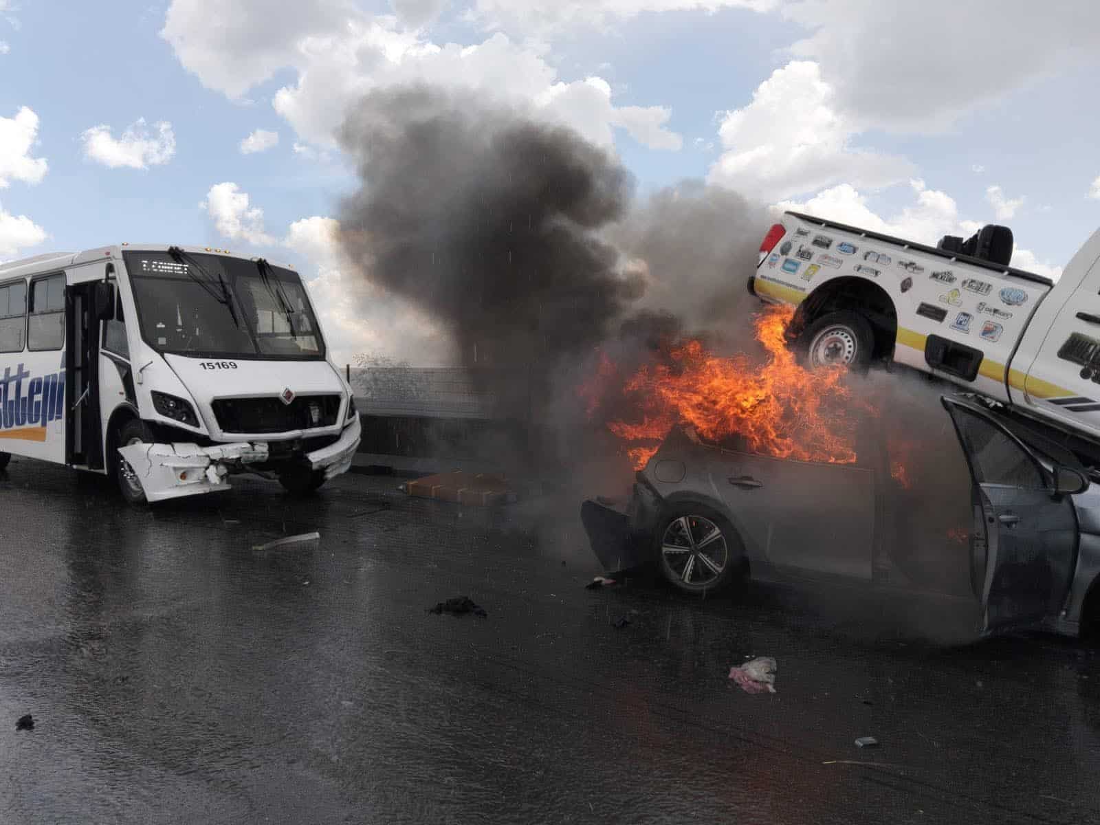 Un camión de transporte de personal que se desplazaba a exceso de velocidad, impactó a tres vehículos provocando que se incendiaran en Ciénega de Flores.