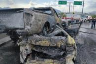 Arden vehículos tras choque