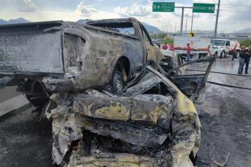 Arden vehículos tras choque