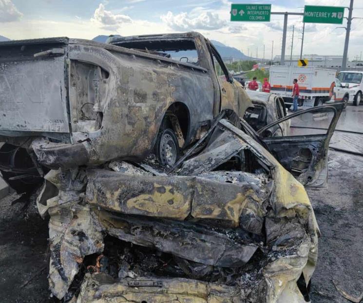 Arden vehículos tras choque