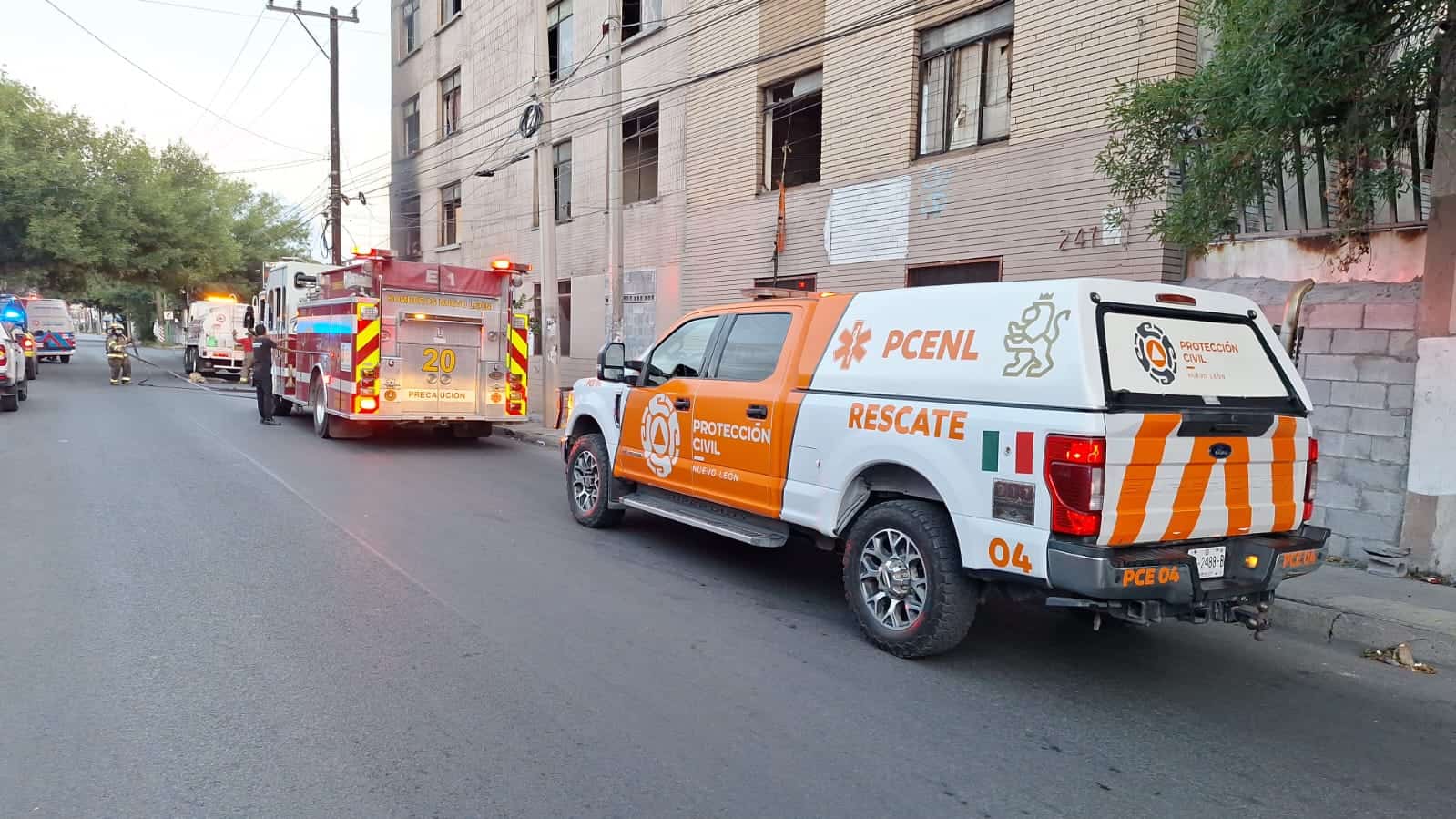 El incendio de un edificio abandonado en el centro de Monterrey, movilizó a las autoridades ayer por la mañana, sin que se reportaran lesionados.