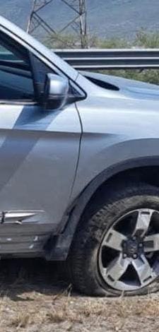 En el momento en que circulaban en su camioneta por el Anillo Periférico, en García, una familia procedente de Dallas, Texas, fue asaltada por al menos tres hombres armados que primero los chocaron con su vehículo.