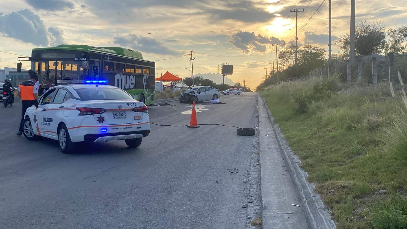 Una mujer que conducía un vehículo murió luego de ser impactada de frente por un camión urbano, en Guadalupe.