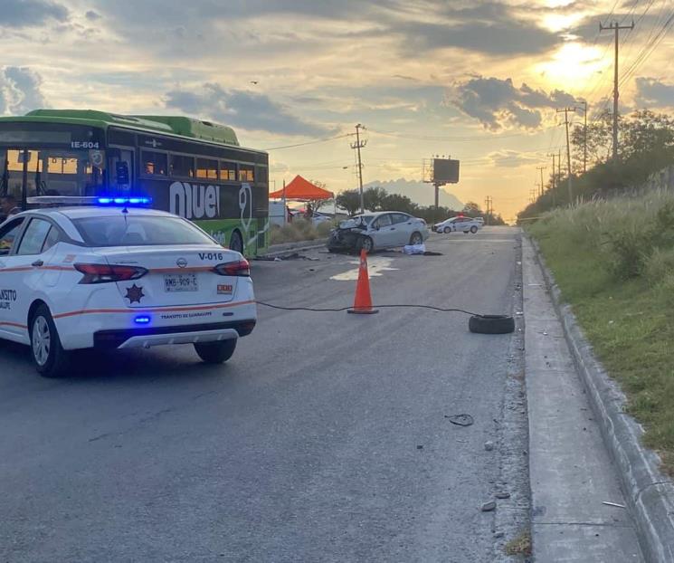 Muere mujer en choque frontal