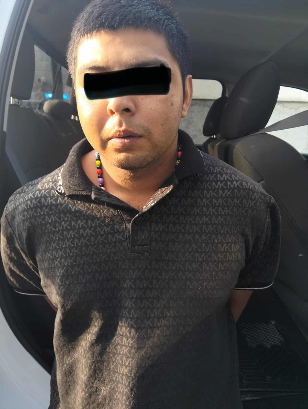 Después de amenazar a un taxista para que manejara más rápido, un joven que portaba un arma de fuego y cartuchos hábiles, fue detenido por elementos de la Policía de San Nicolás, en la Colonia Lagos de Chapultepec.