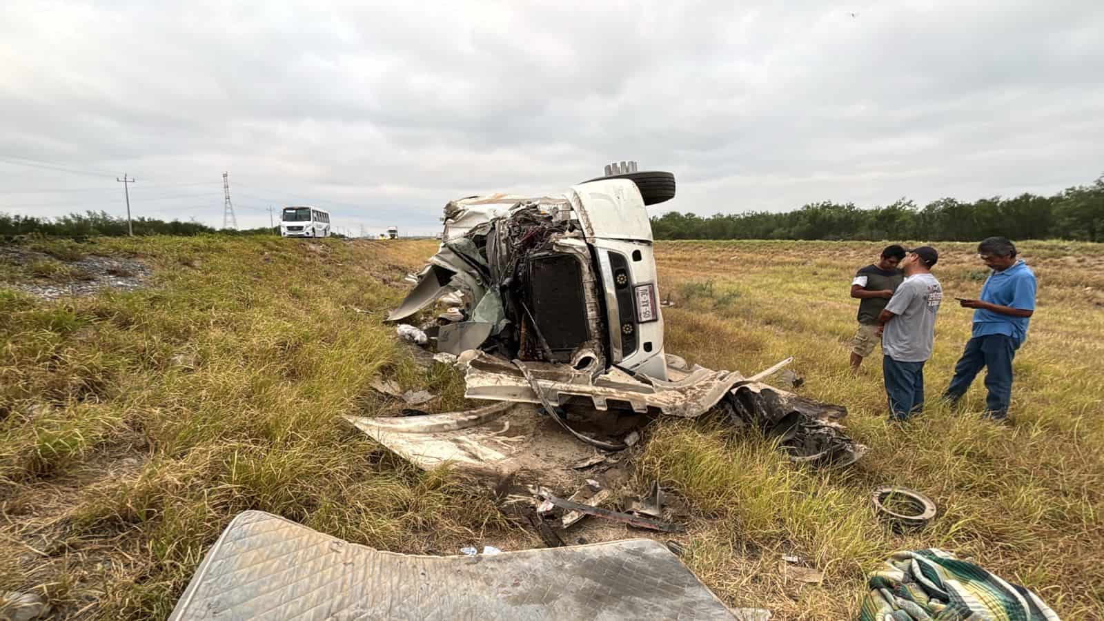 La volcadura de un tráiler en la Autopista a Laredo, dejó al conductor lesionado, ayer en la altura del municipio de Ciénega de Flores, luego de presuntamente dormitar al volante.