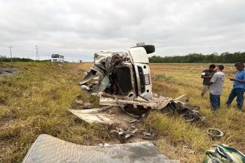 Vuelca tráiler en Ciénega de Flores