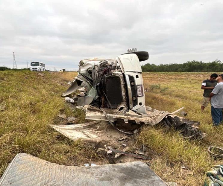 Vuelca tráiler en Ciénega de Flores
