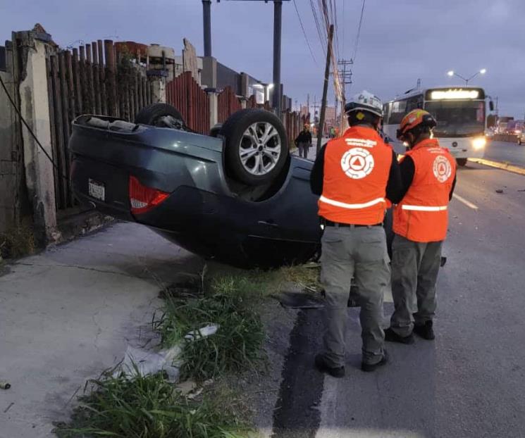 Deja choque y volcadura 5 lesionados