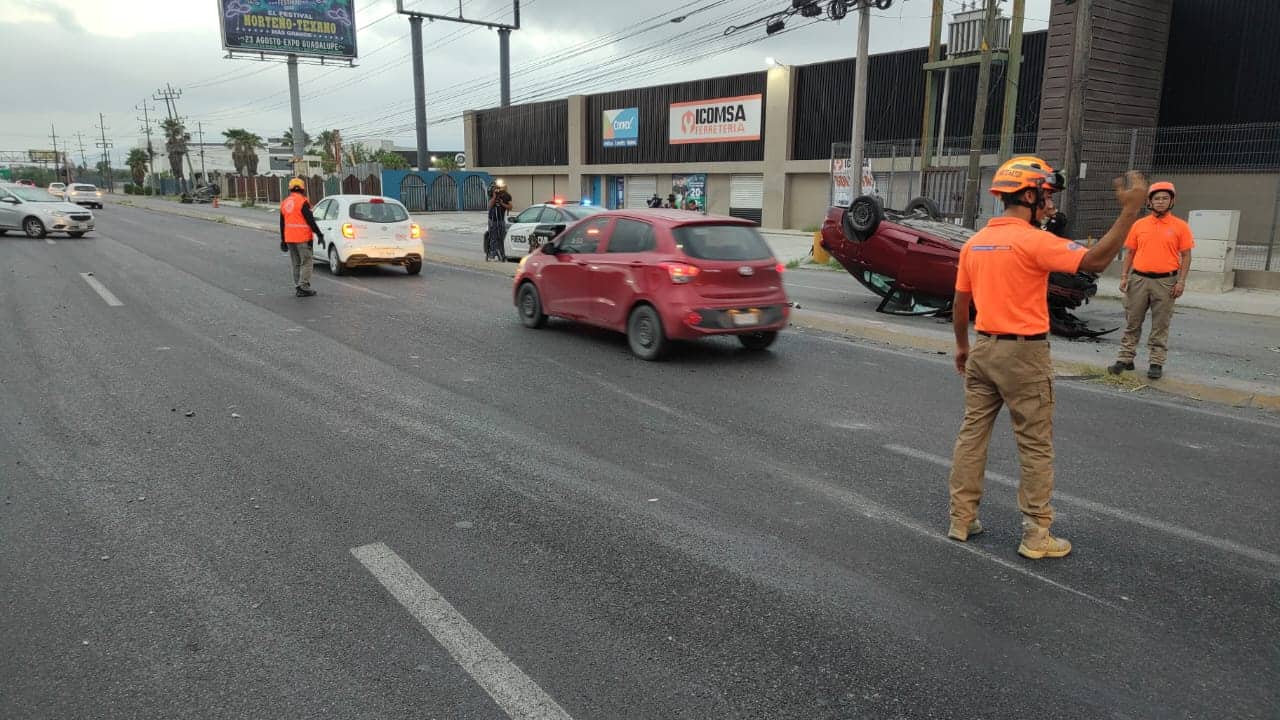 Un saldo de cinco lesionados dejó ayer un choque volcadura entre cuatro vehículos en la Carretera a Laredo, municipio de Apodaca.