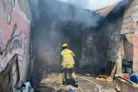 Arden habitaciones en casa abandonada