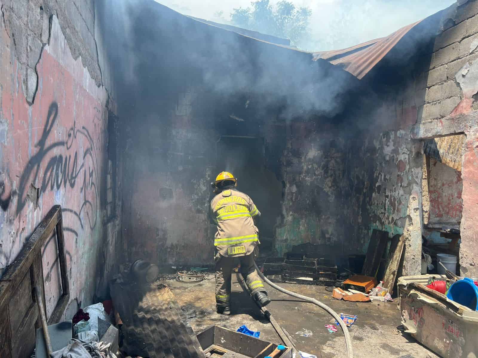 Tres habitaciones de un domicilio abandonado se incendiaron ayer por la mañana en el centro de Monterrey, sin que se reportaran lesionados.