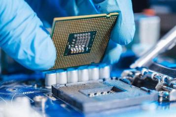 Planea Trump imponer un arancel del 100% a los chips y semiconductor