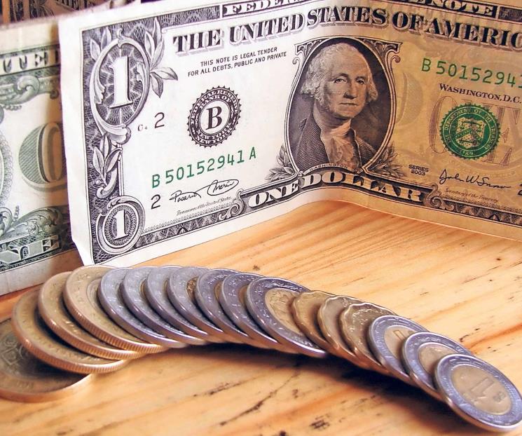 Peso recula frente a dólar previo al anuncio de Banxico sobre tasas