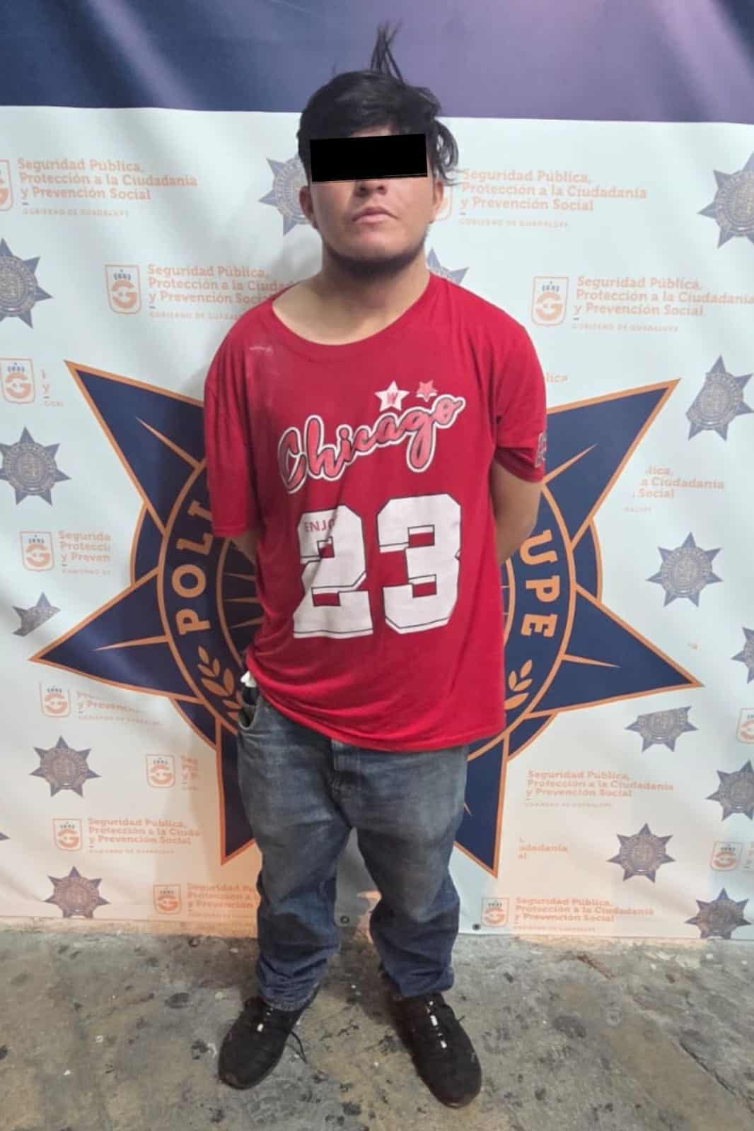 Después de agredir a su ex para intentar que regresara con él, un joven fue detenido por elementos de Seguridad Pública de Guadalupe, en el exterior de un negocio de la Colonia Josefa Zozaya.
