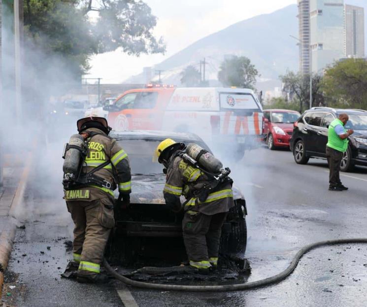 Arde auto en Morones Prieto